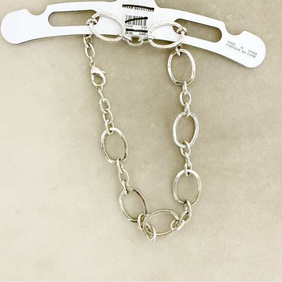 NWT Urban Outfitters Silver Thin Oval Chain Necklace - Picture 2 of 4